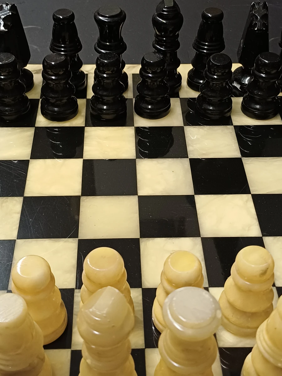 Stenen schaakset met damstukken