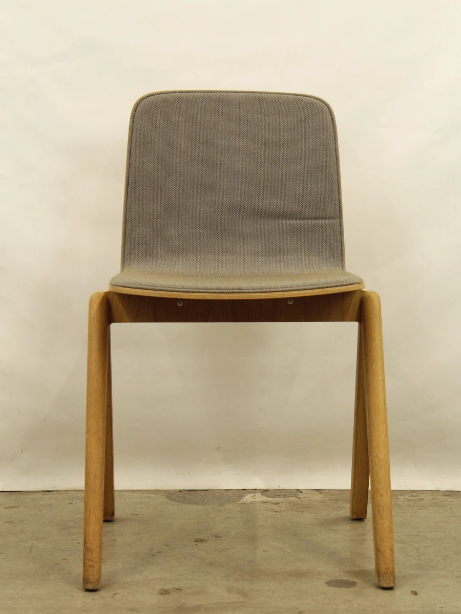 Moderne houten stoel met grijze zitting