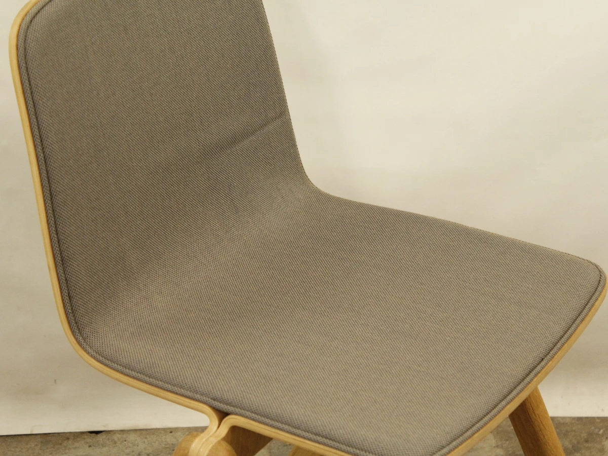 Moderne houten stoel met grijze zitting