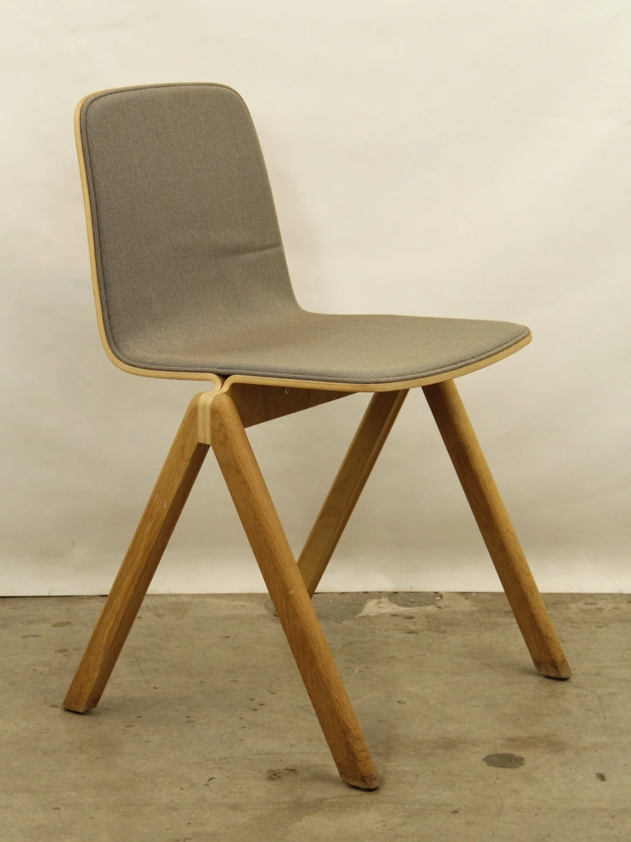 Moderne houten stoel met grijze zitting