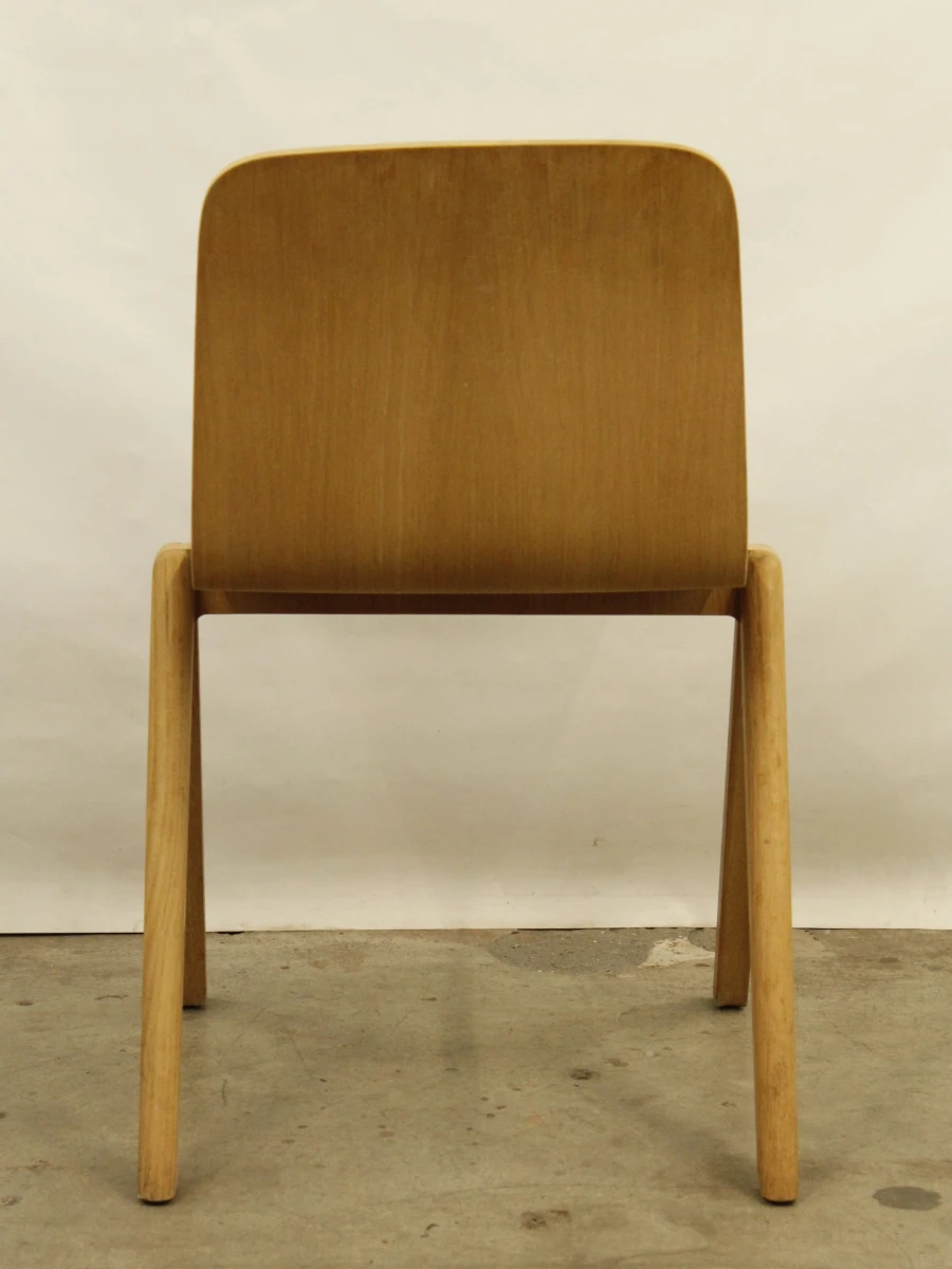 Moderne houten stoel met grijze zitting