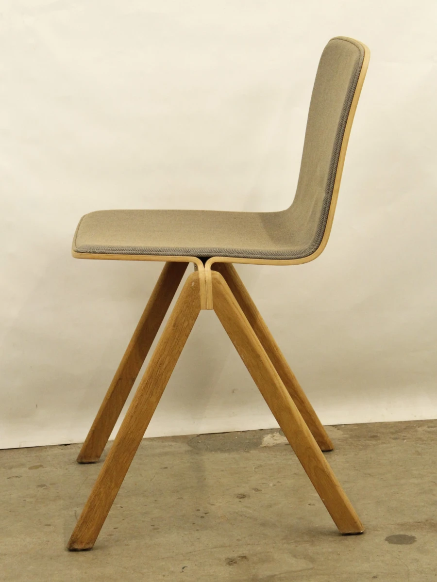 Moderne houten stoel met grijze zitting