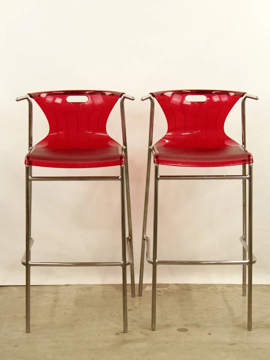 2 rode barstoelen van IKEA Elmer design: Knut/Marianne Hagberg
