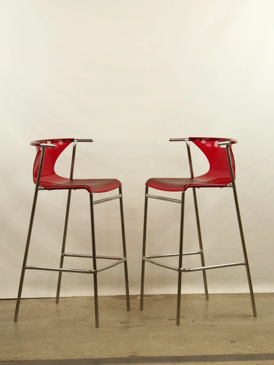 2 rode barstoelen van IKEA Elmer design: Knut/Marianne Hagberg