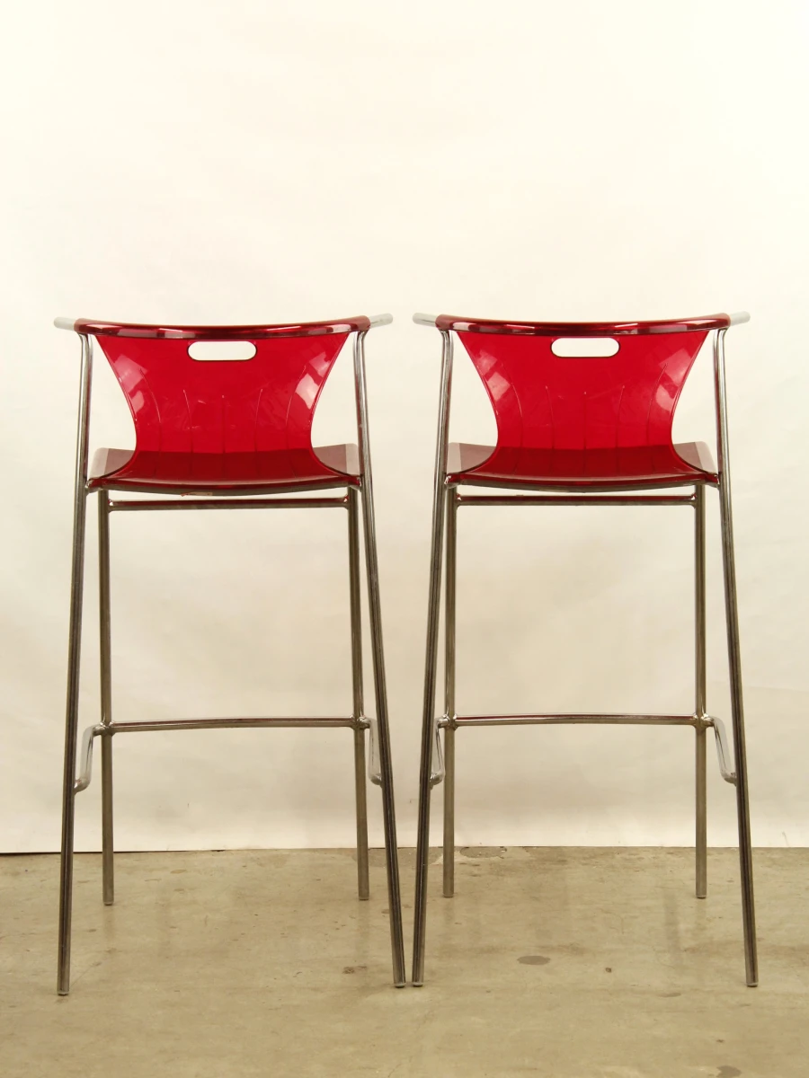 2 rode barstoelen van IKEA Elmer design: Knut/Marianne Hagberg
