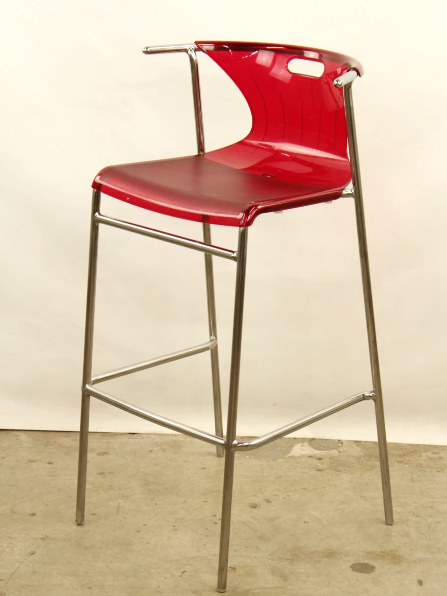 2 rode barstoelen van IKEA Elmer design: Knut/Marianne Hagberg