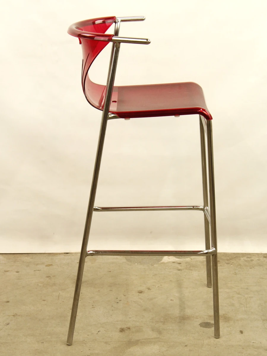 2 rode barstoelen van IKEA Elmer design: Knut/Marianne Hagberg