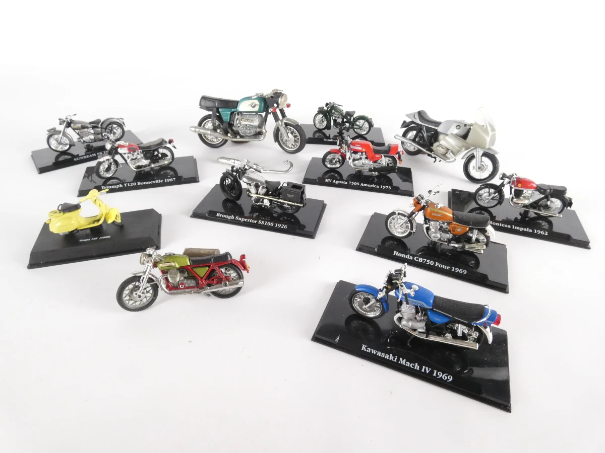 Lot van 12 metalen modelmotorfietsen