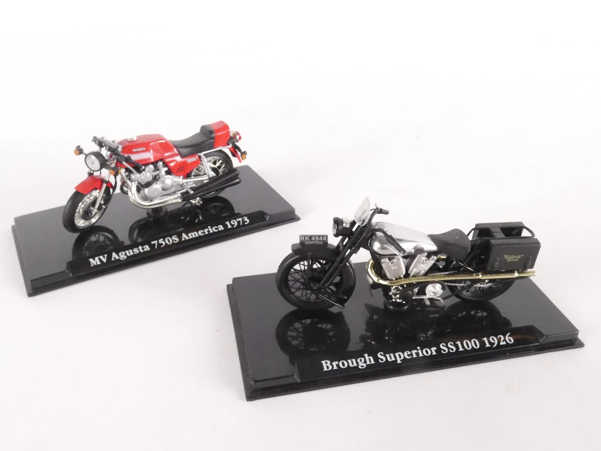 Lot van 12 metalen modelmotorfietsen