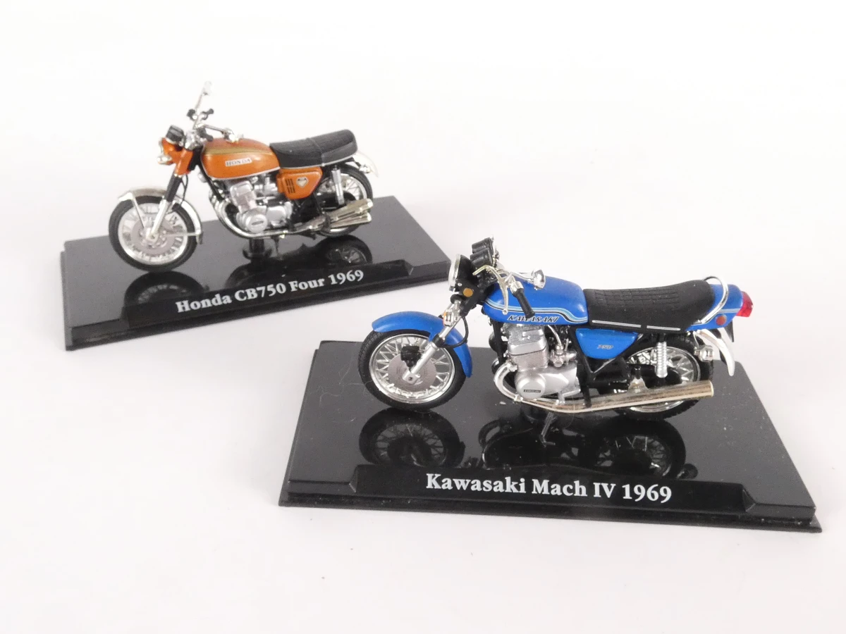 Lot van 12 metalen modelmotorfietsen