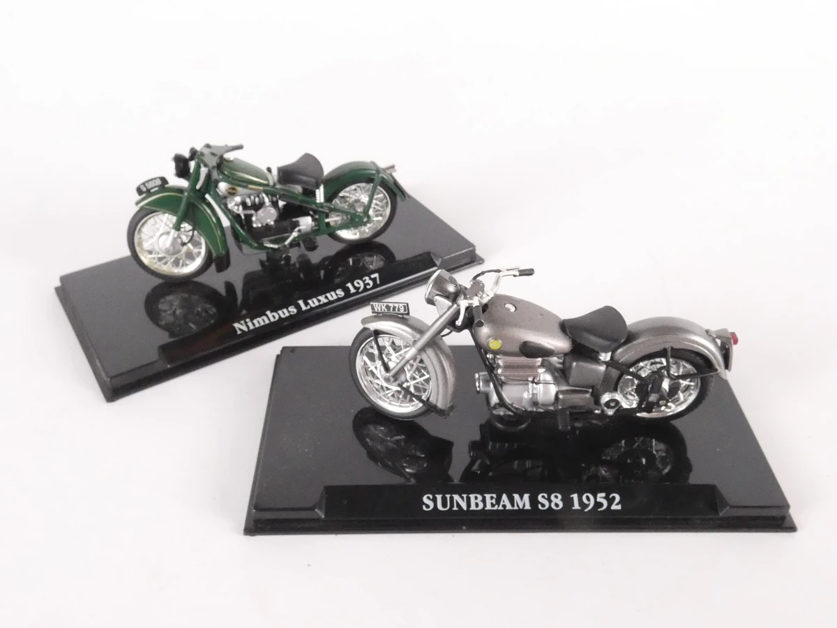 Lot van 12 metalen modelmotorfietsen