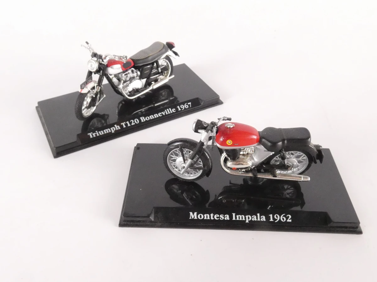 Lot van 12 metalen modelmotorfietsen