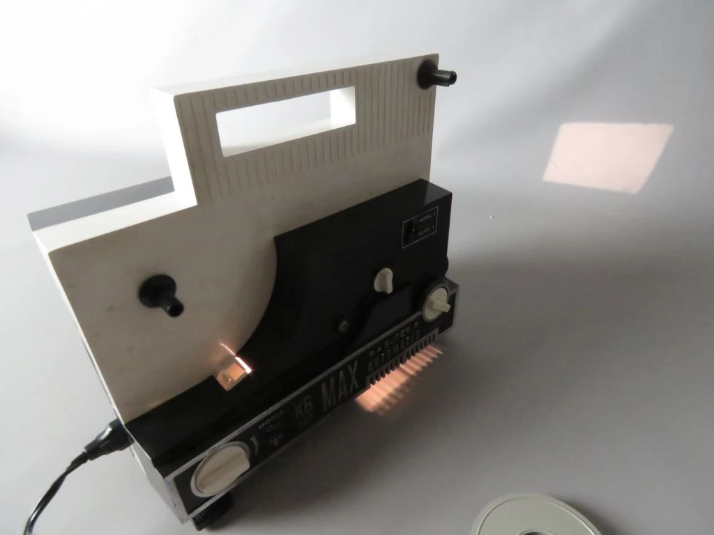 Vintage K6 Max 8mm filmprojector met accessoires en films - foto 4