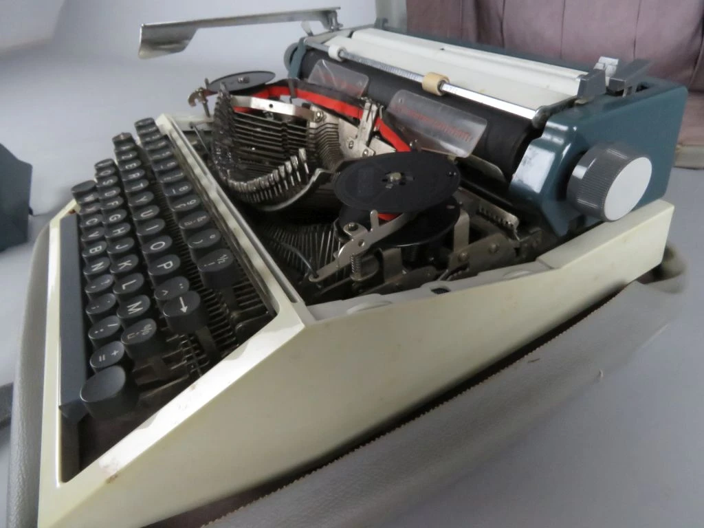 Vintage typmachine Erika model 30/40 met koffer