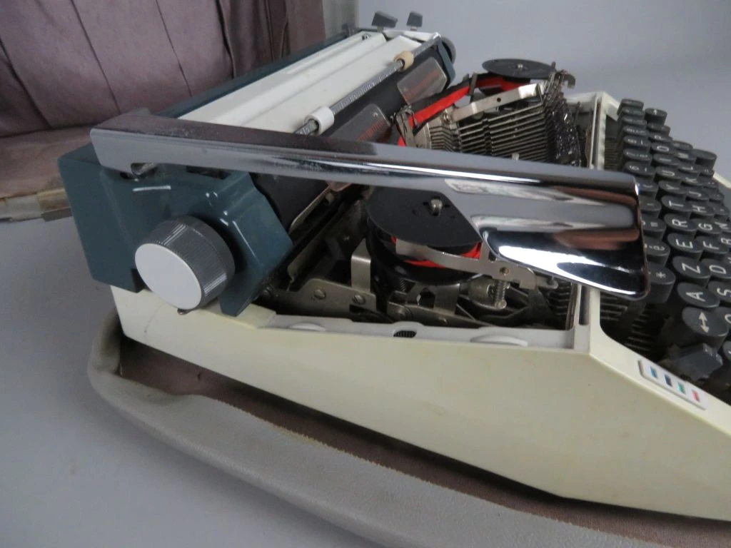 Vintage typmachine Erika model 30/40 met koffer