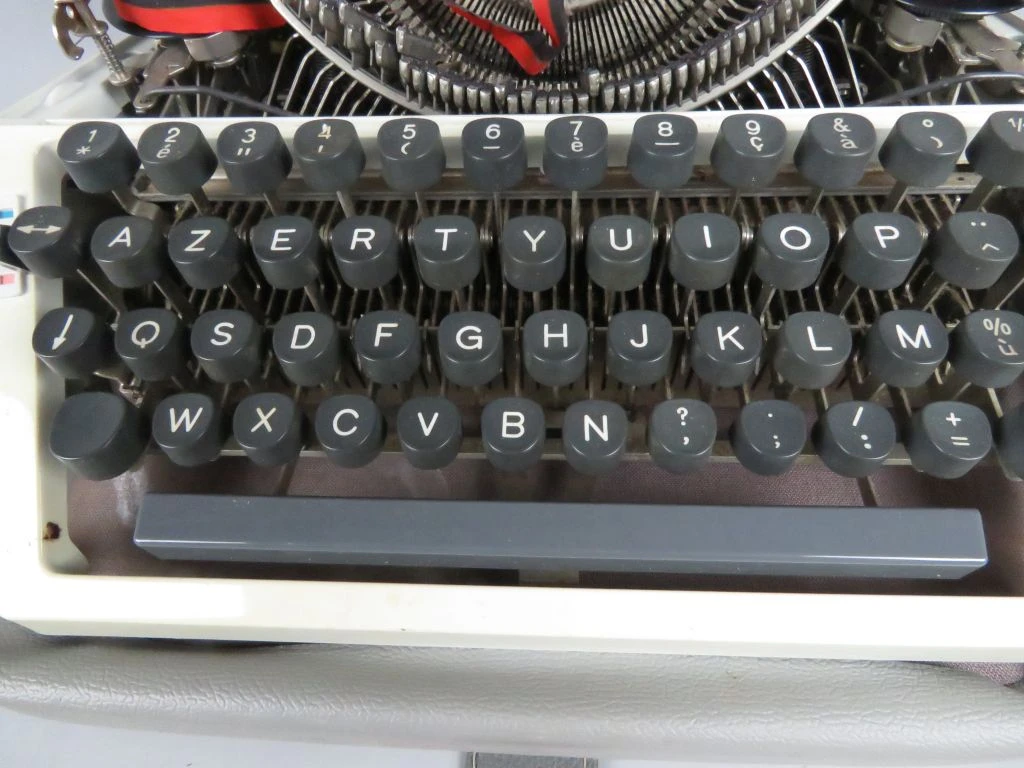 Vintage typmachine Erika model 30/40 met koffer