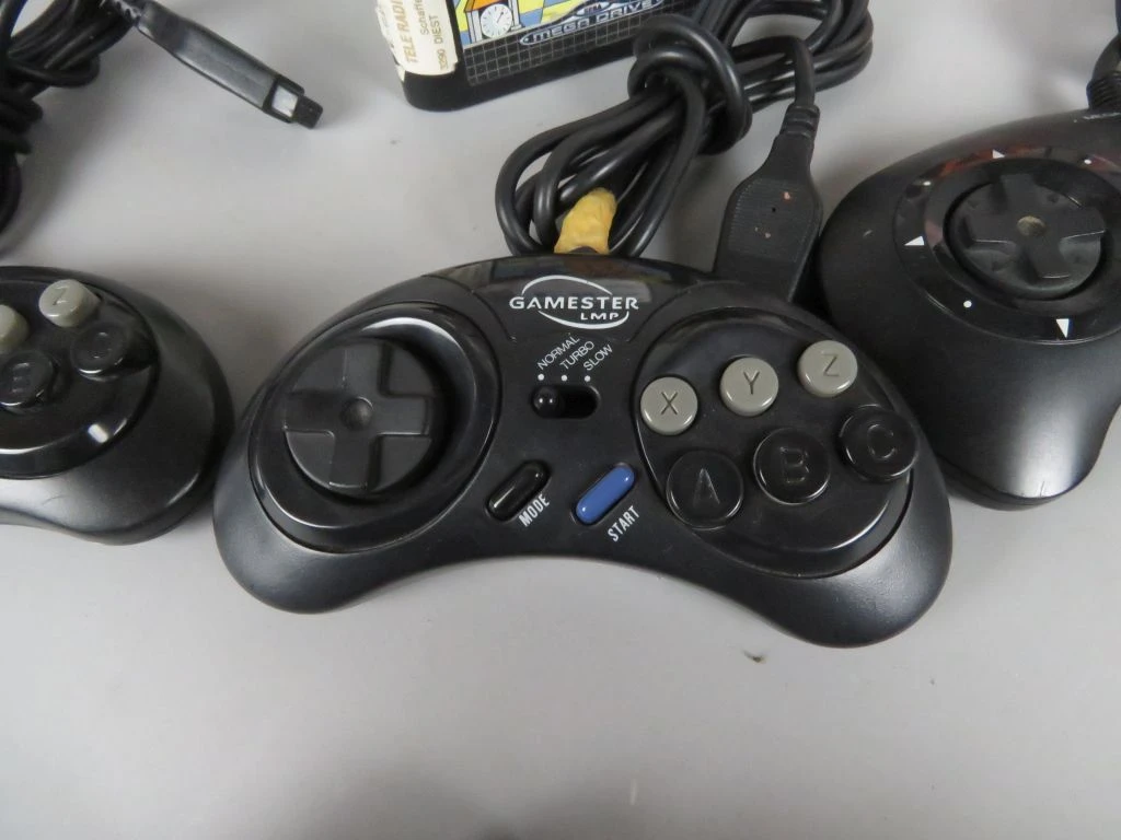 Set retro gamecontrollers met Sega console en spelletjes - foto 17