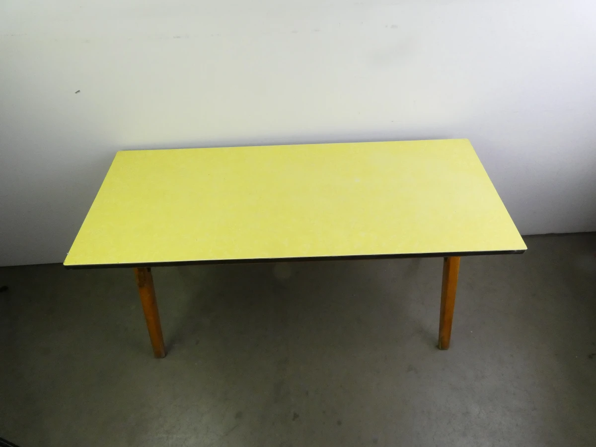 Vintage houten tafel met gele blad