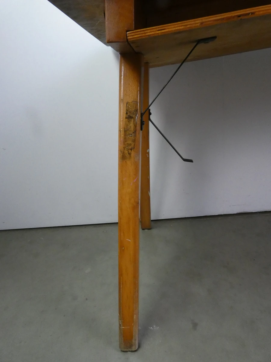 Vintage houten tafel met gele blad