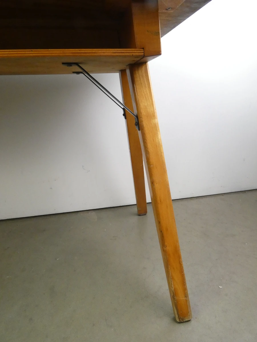 Vintage houten tafel met gele blad