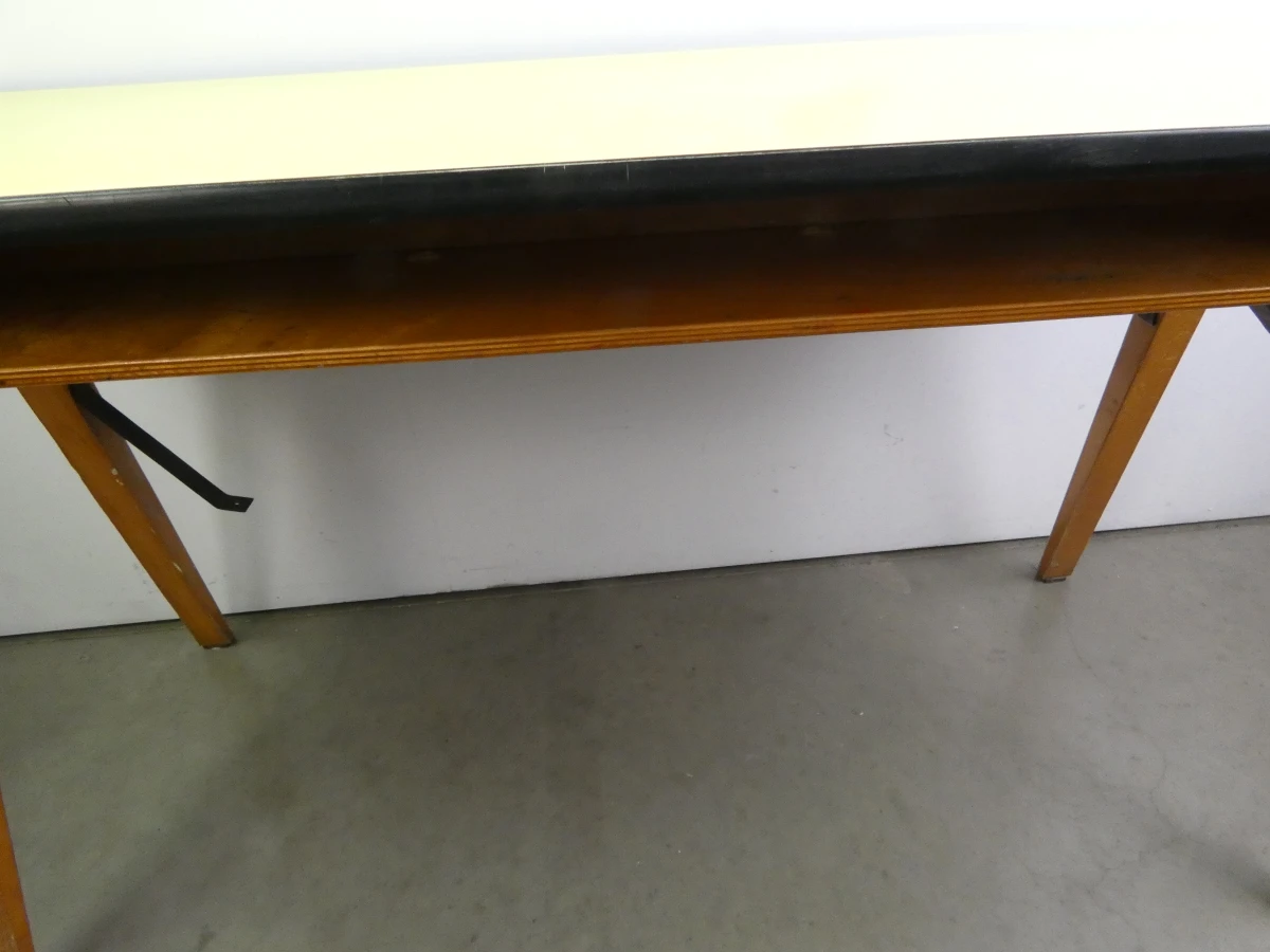 Vintage houten tafel met gele blad