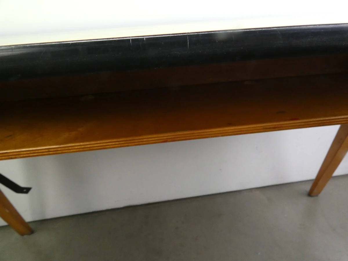 Vintage houten tafel met gele blad