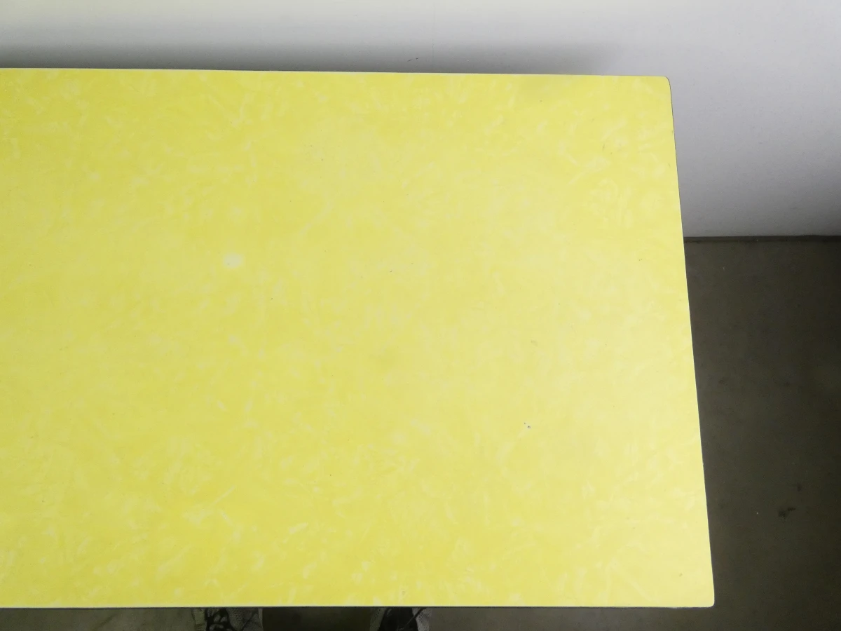 Vintage houten tafel met gele blad