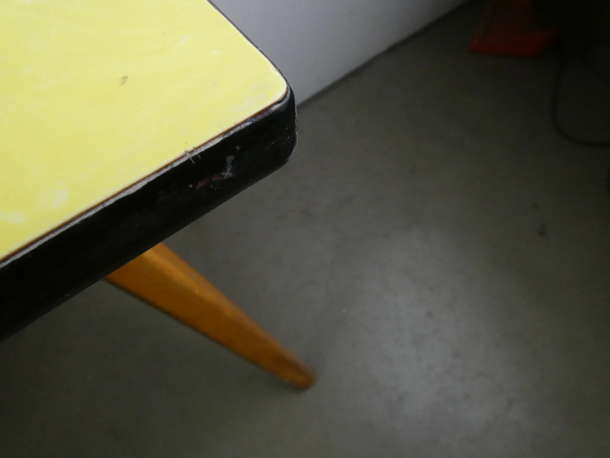 Vintage houten tafel met gele blad