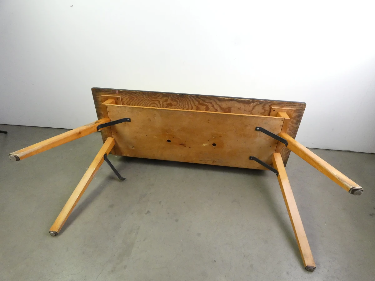 Vintage houten tafel met gele blad