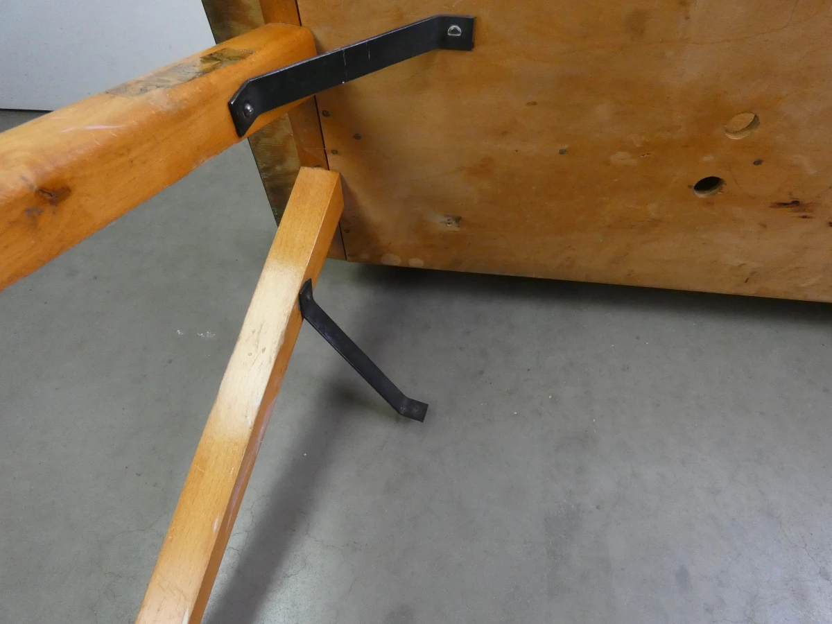 Vintage houten tafel met gele blad