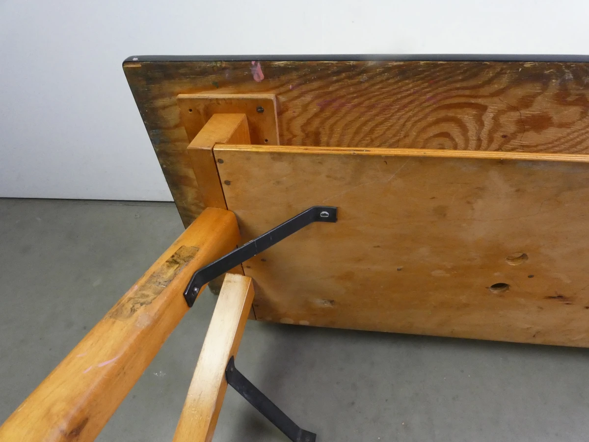 Vintage houten tafel met gele blad