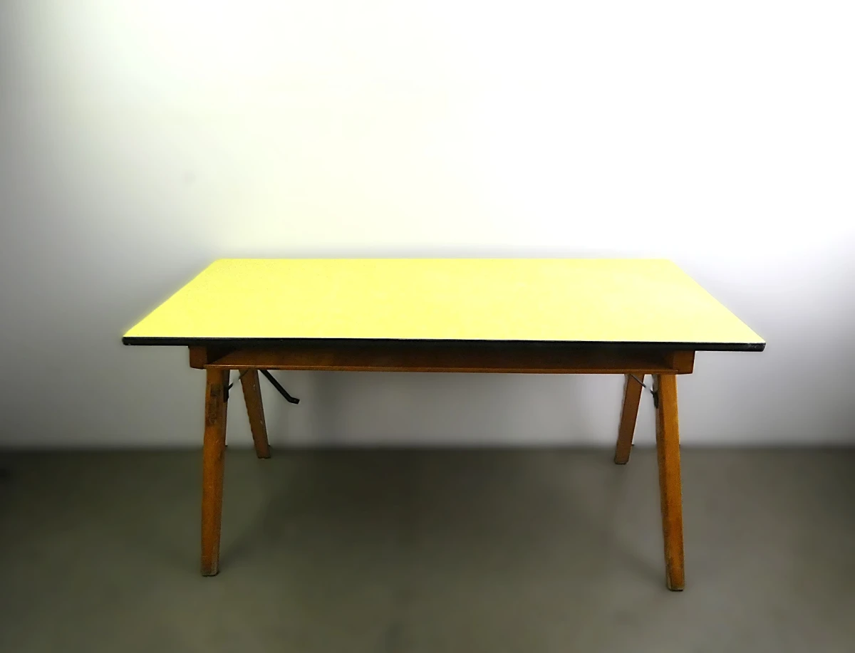 Vintage houten tafel met gele blad