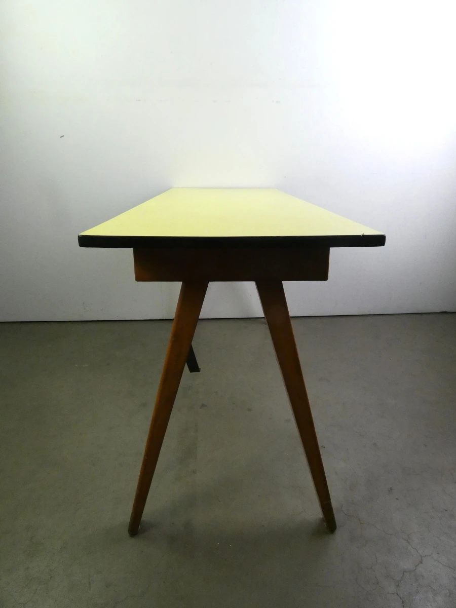 Vintage houten tafel met gele blad
