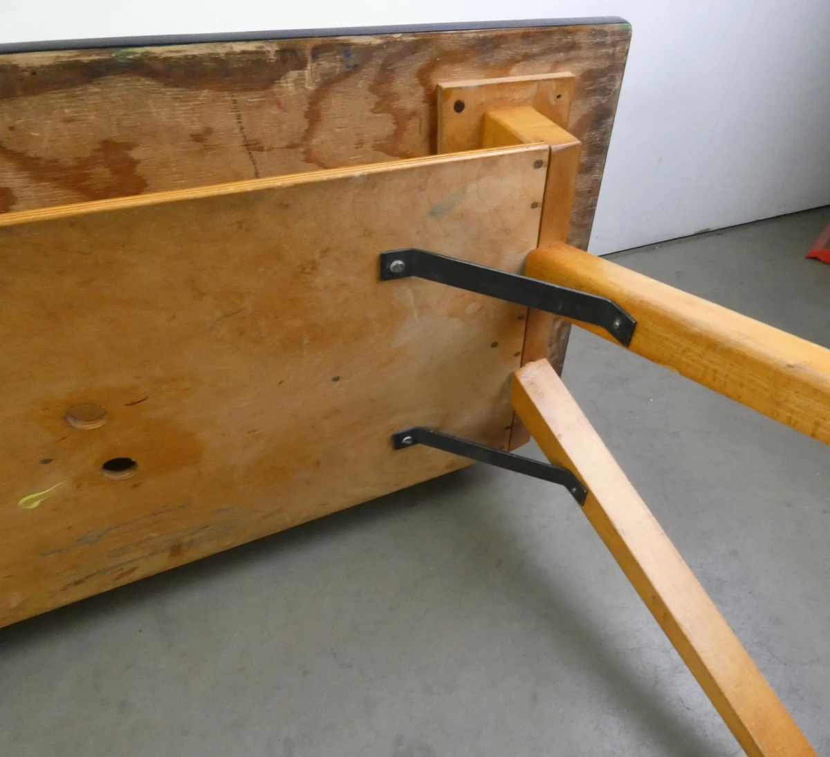 Vintage houten tafel met gele blad