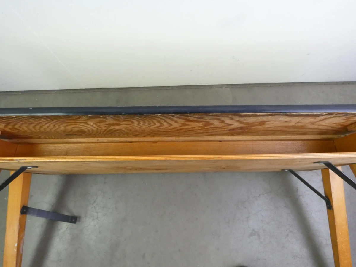 Vintage houten tafel met gele blad