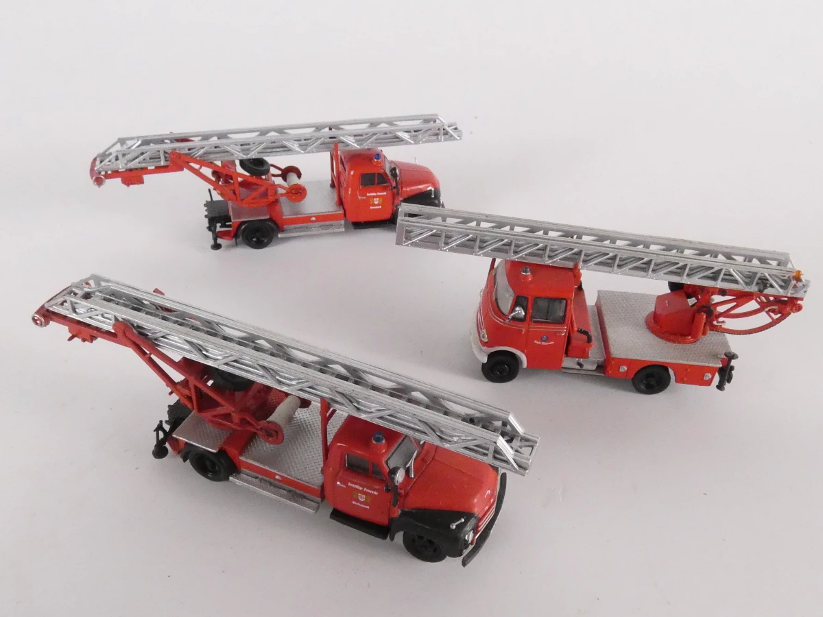 Set vintage brandweerauto's en Mickey Mouse speelgoedauto