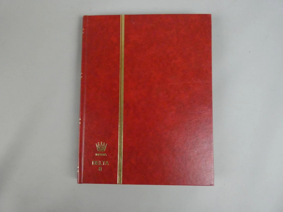 Internationale postzegelverzameling in rood album