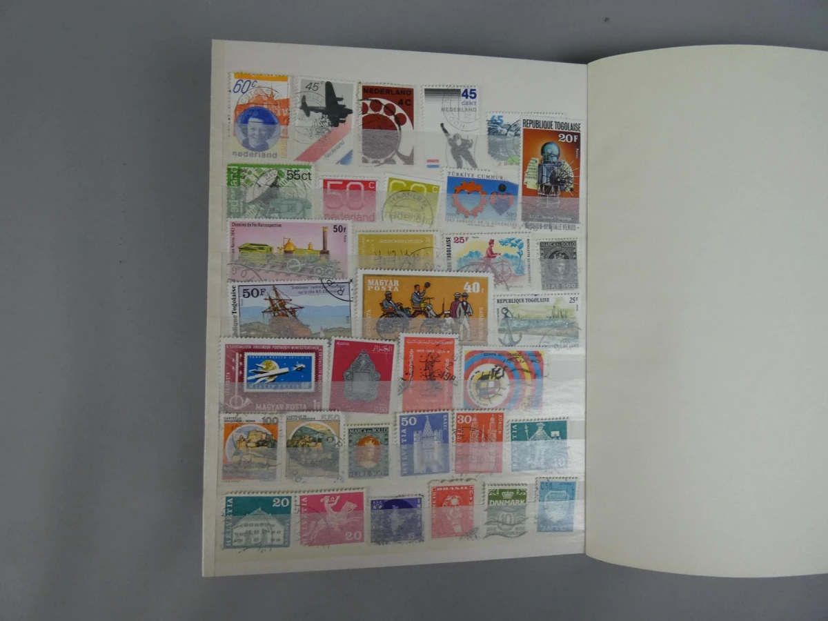 Internationale postzegelverzameling in rood album