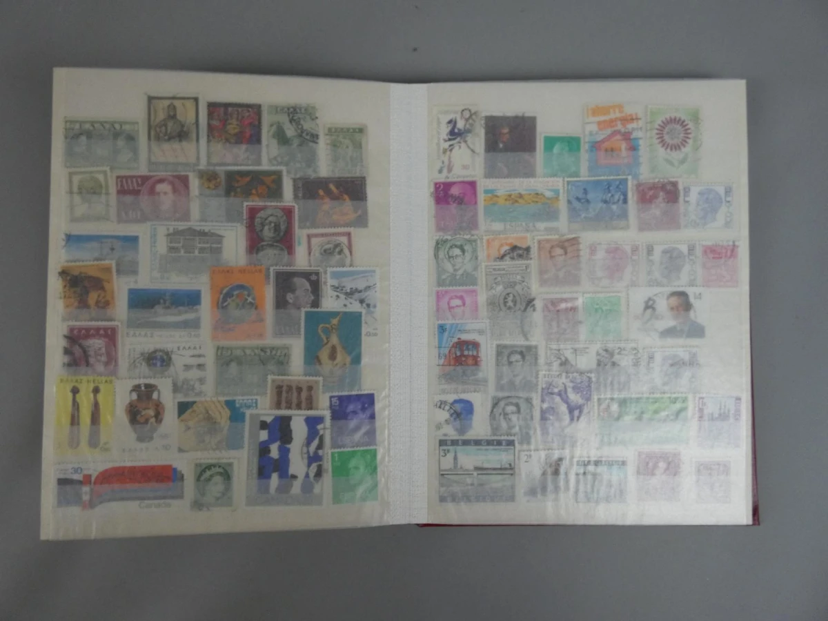 Internationale postzegelverzameling in rood album
