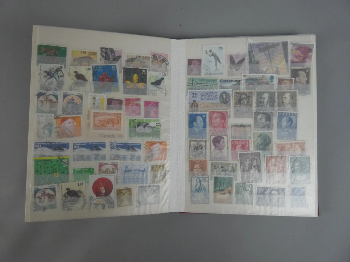 Internationale postzegelverzameling in rood album
