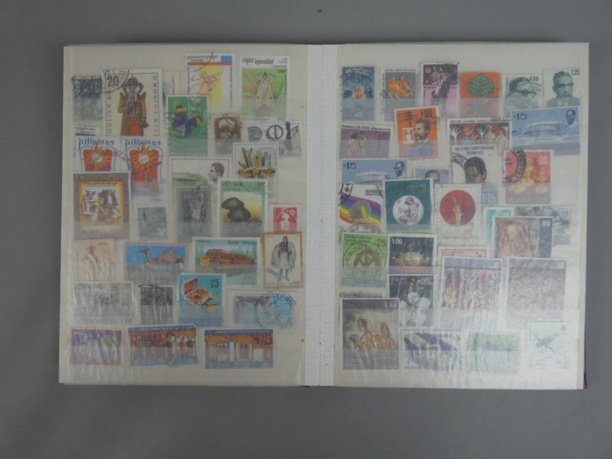 Internationale postzegelverzameling in rood album
