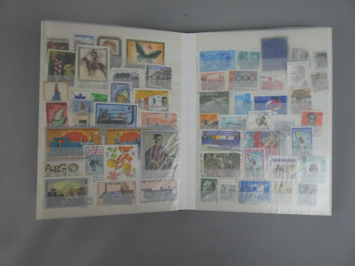 Internationale postzegelverzameling in rood album