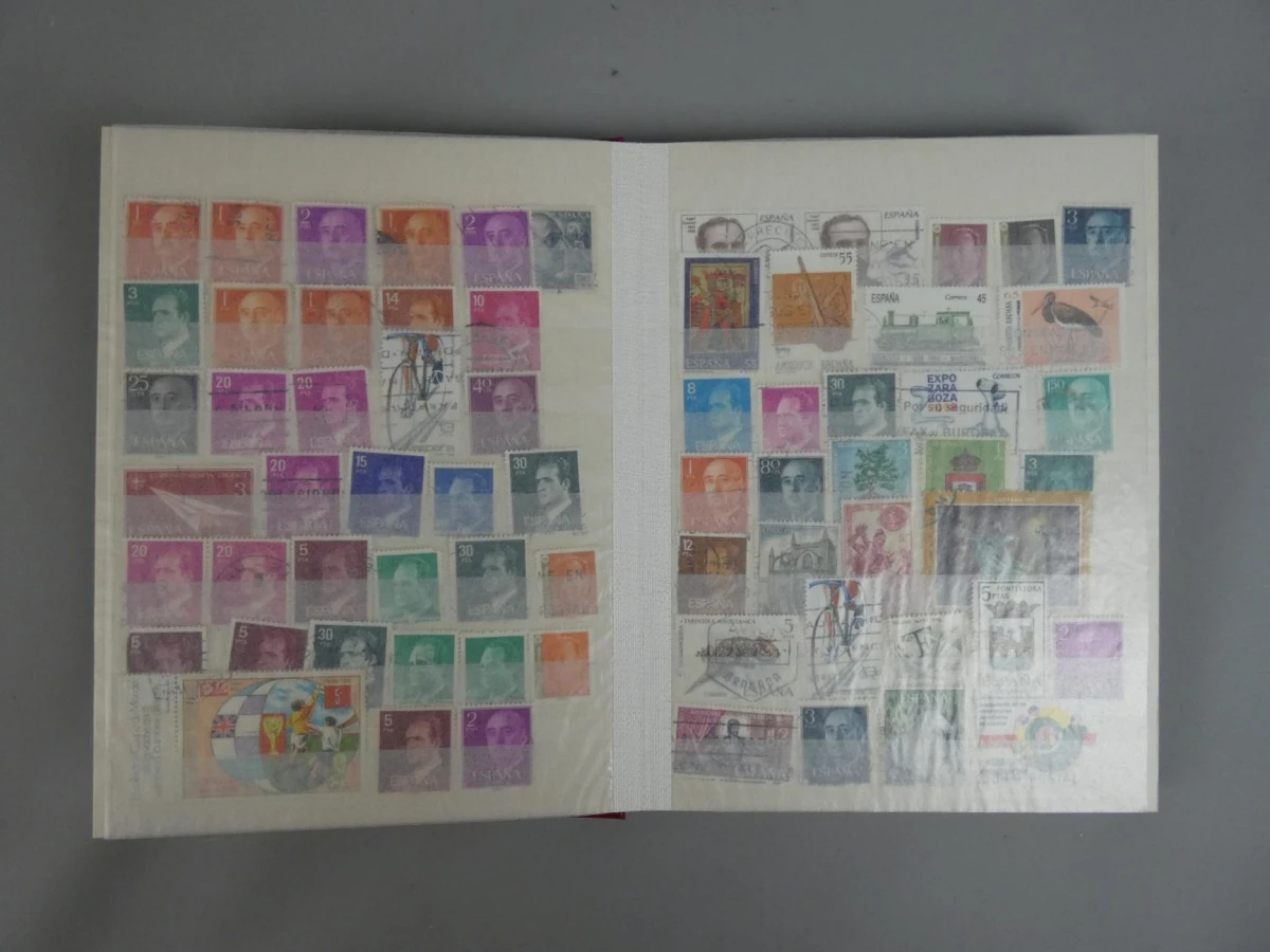 Internationale postzegelverzameling in rood album