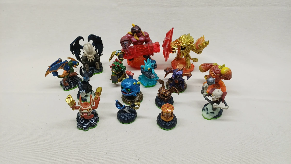 Set van 15 Skylanders figuren
