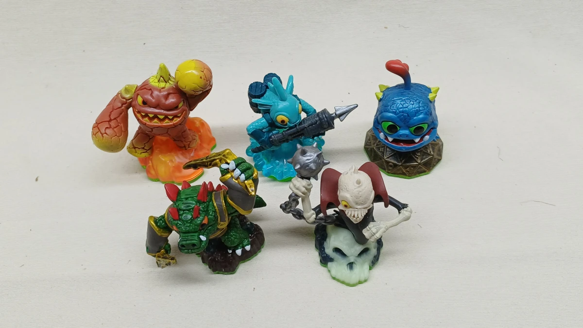 Set van 15 Skylanders figuren
