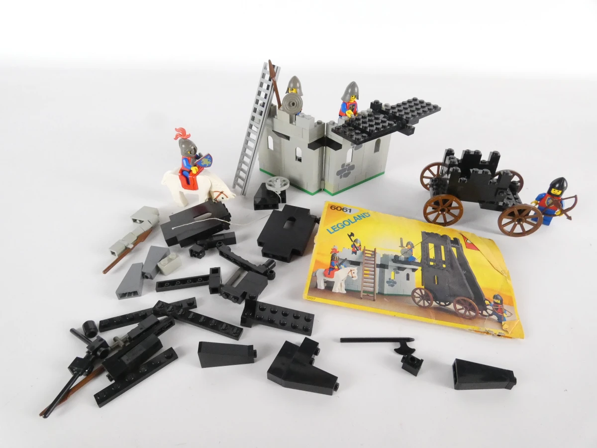 LEGO(6061-6375) Legoland vliegtuig en middeleeuws kasteel met figuren