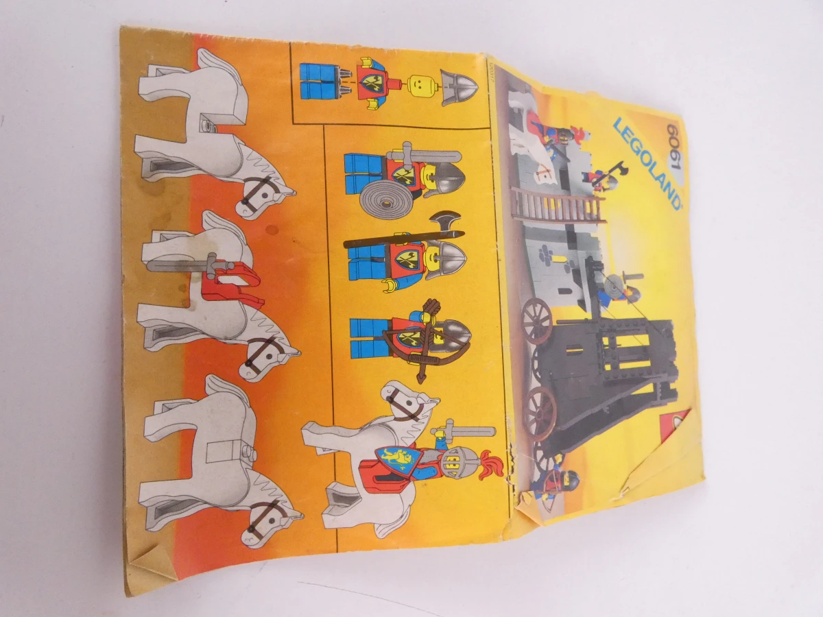LEGO(6061-6375) Legoland vliegtuig en middeleeuws kasteel met figuren