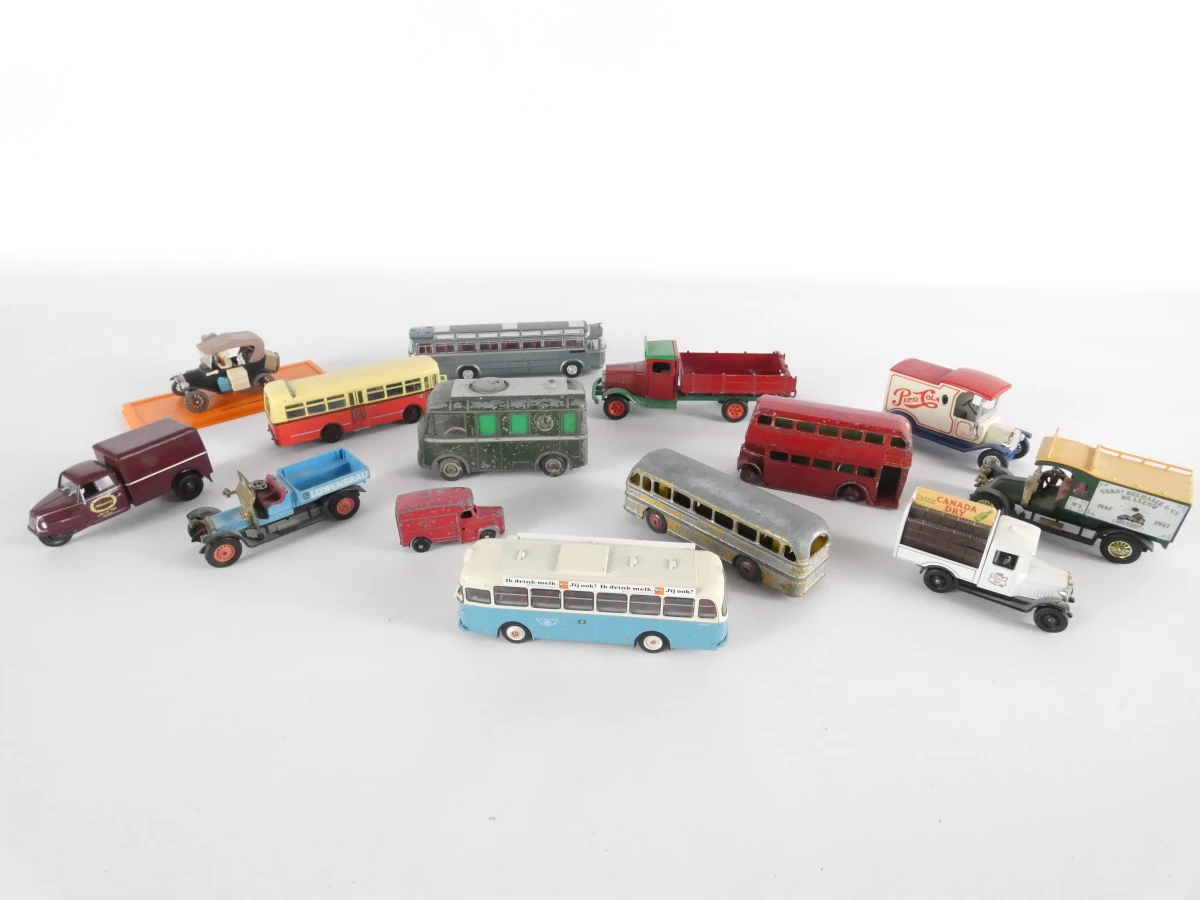 14 vintage metalen modelauto's en bussen