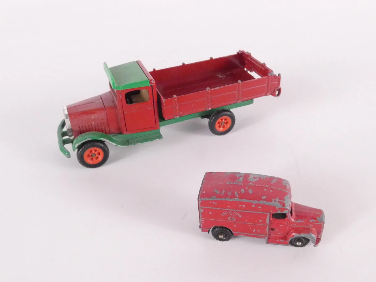 14 vintage metalen modelauto's en bussen