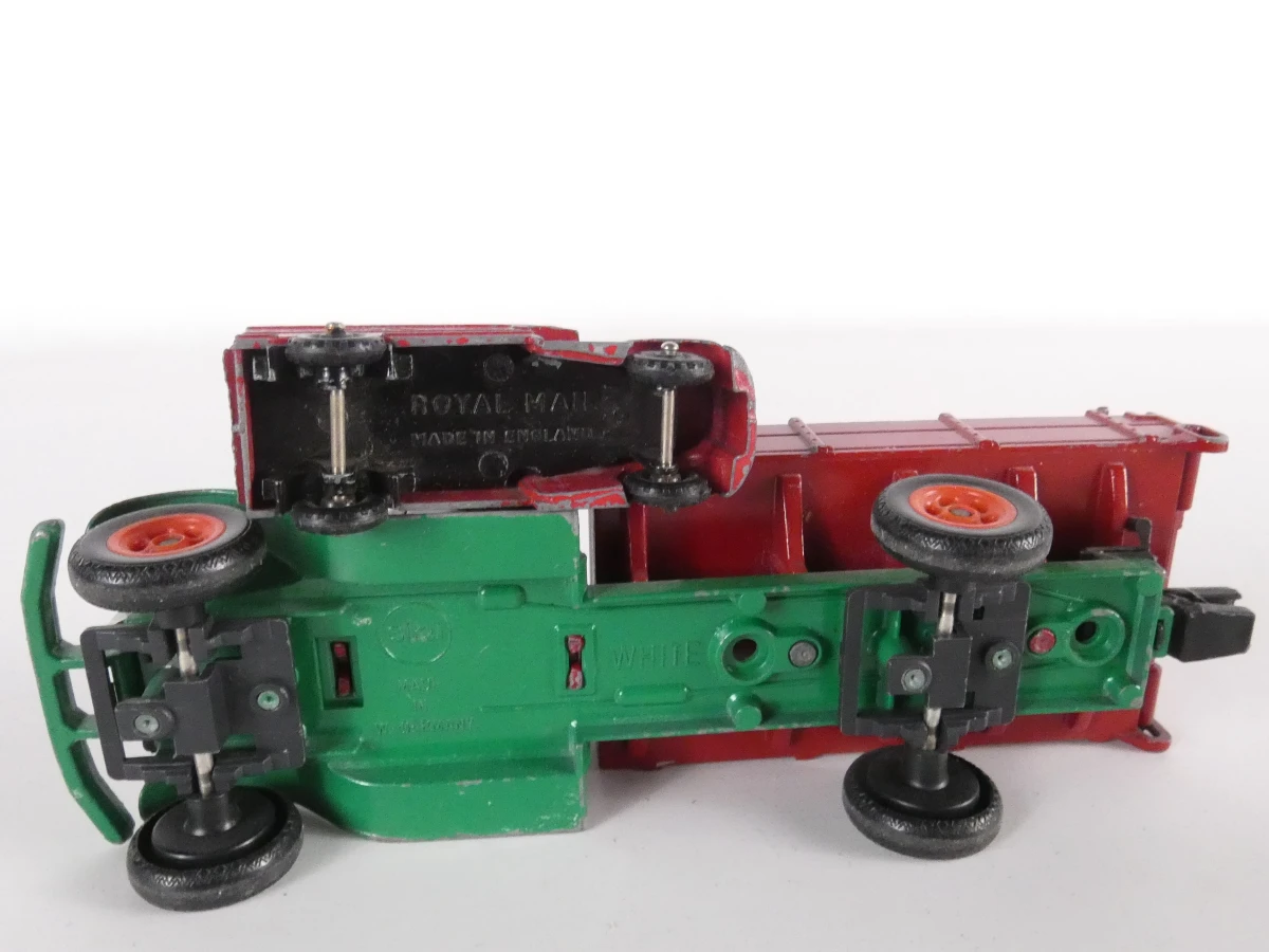 14 vintage metalen modelauto's en bussen